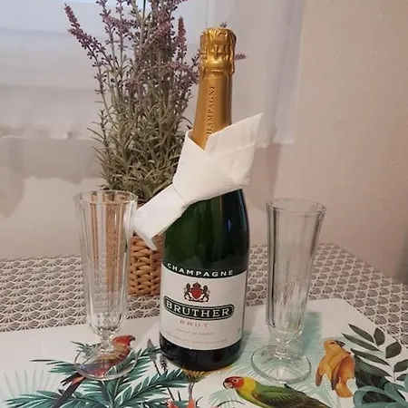 Apartamento Studio Metro Porte De Clignancourt Nord De Montmartre 18eme París